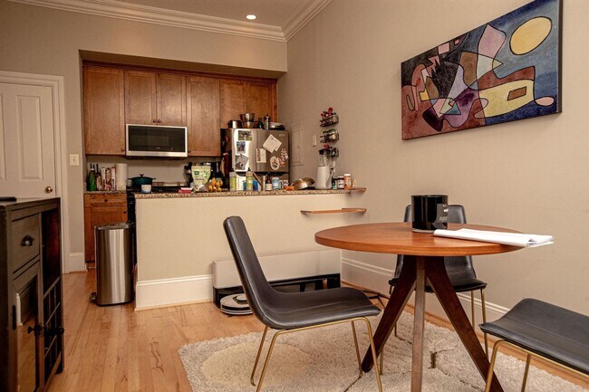 Foto del edificio - Charming 2BR Condo in Logan Circle
