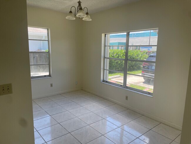 Foto del edificio - 909 SW 8th St
