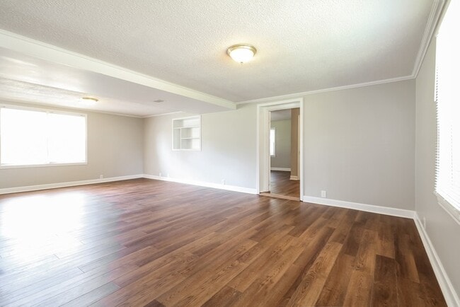 Building Photo - 305 Maple Dr