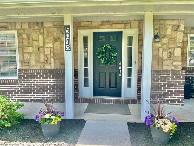 Building Photo - Modern Comforts Await: Spacious Rental wit...