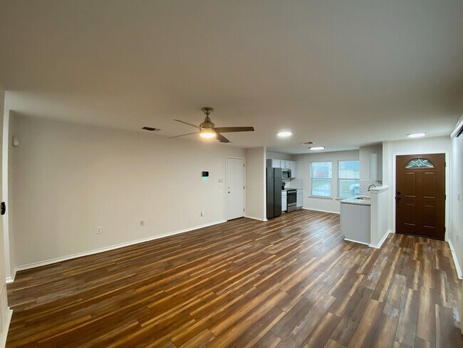 Building Photo - Washer/Dryer Included – Move-In Ready Home in Hills of Shaenfield!