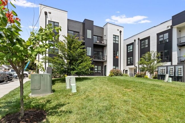 Building Photo - Chic Studio in the Heart of WEHO – Water &...