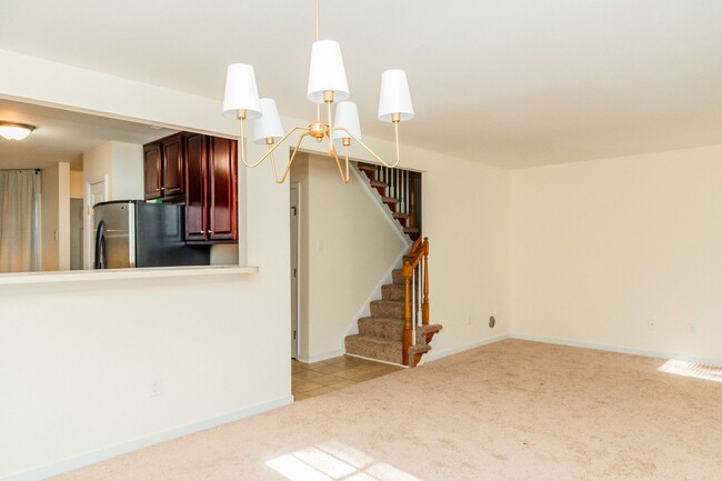 Building Photo - Lovely 3 bedroom, 2.5 Bathroom townhouse s...