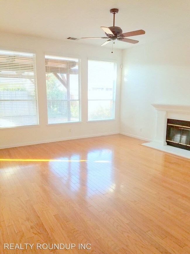 Building Photo - 3 br, 2 bath House - 8988 Sierra Nevada Way