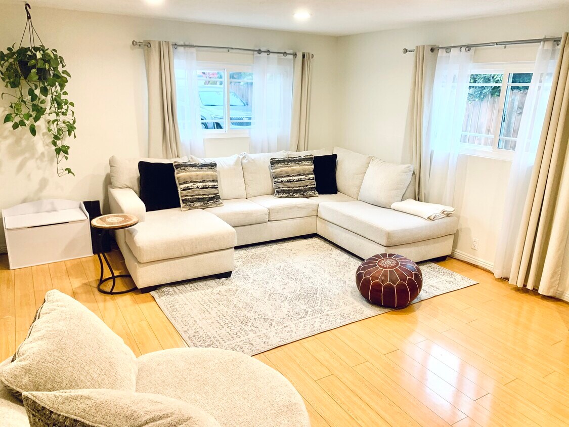 Living room. Unit comes unfurnished - 2108 Hauser Blvd