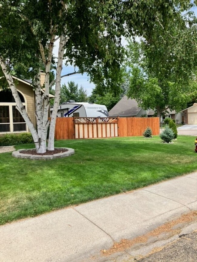 Building Photo - Charming and Spacious Home - Corner Lot - ...