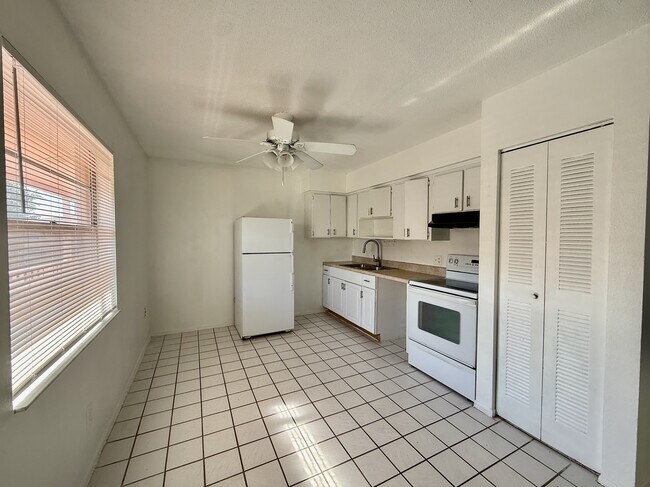 Foto del edificio - 733 Michigan Ct