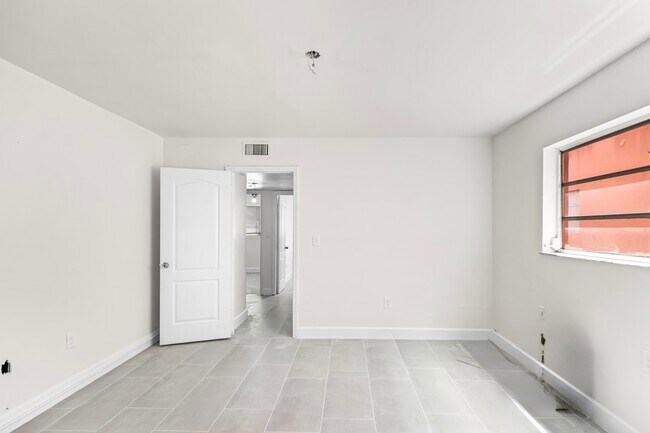 Foto del edificio - 1882 SW 17th Ave