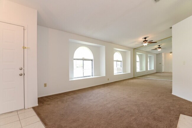 Foto del edificio - 1124 Blufield Ave