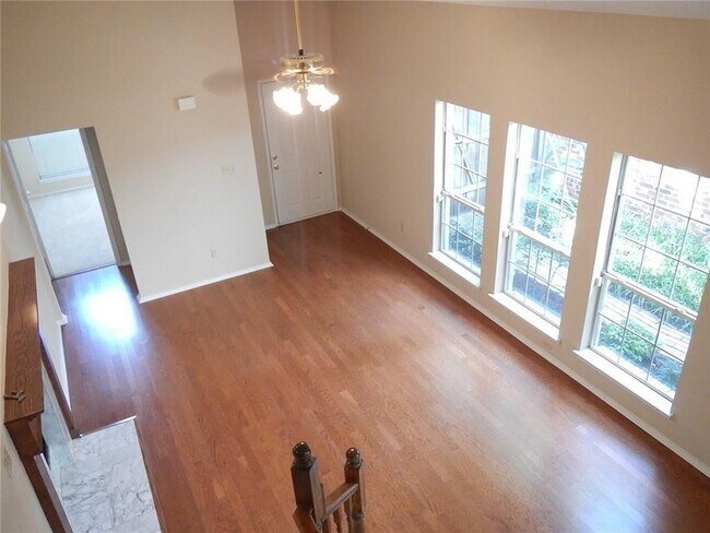 Foto del edificio - 518 Raintree Cir