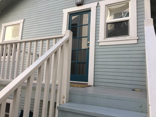 La escuela primaria James and Margie Marion cuenta con bonitas zonas de juego para su hijo. - 123 El Porto St