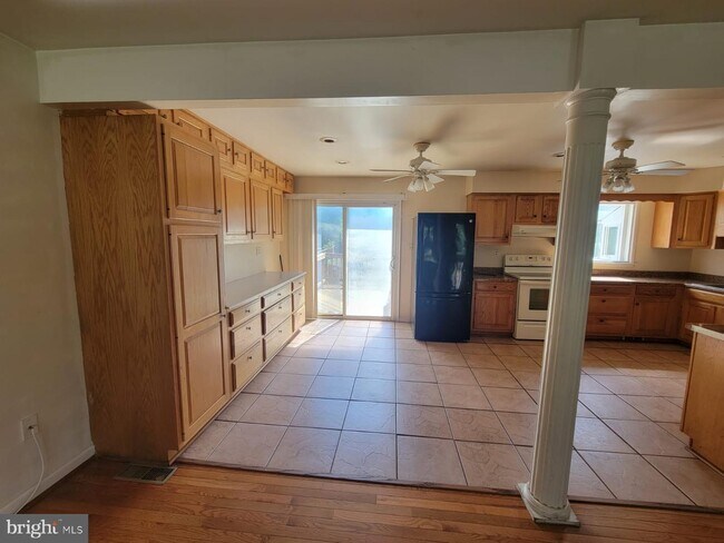 Building Photo - 9801 Lomond Dr
