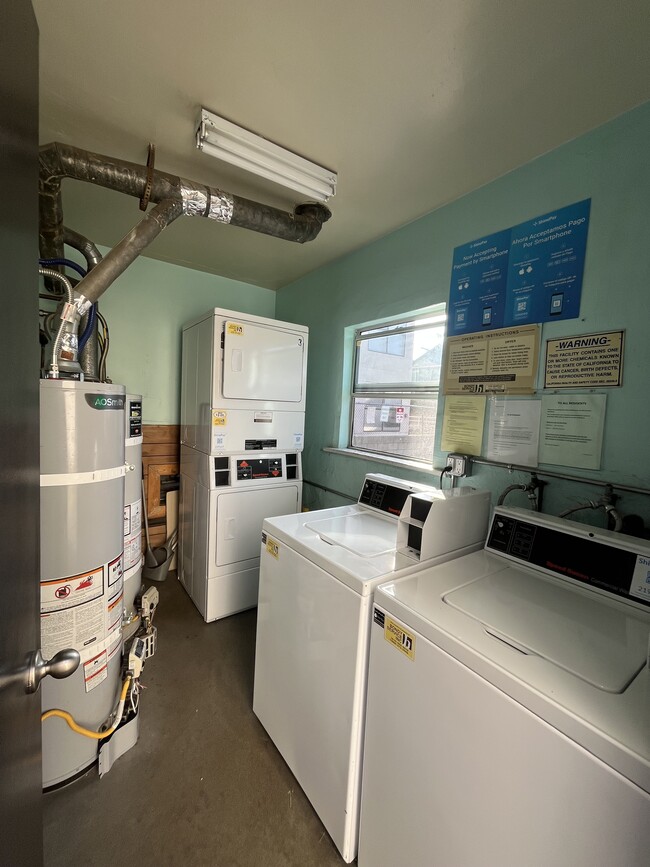 Building Photo - Chateau Laurel Apartments