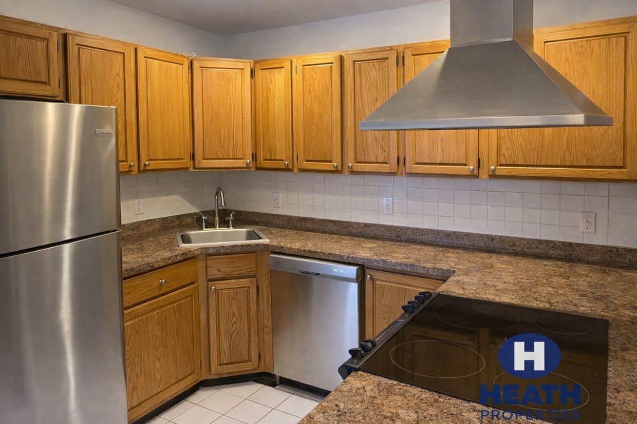 Central Location, Eat-in Kitchen, Laundry on a Site, Steps from the Bus Stop - Central Location, Eat-in Kitchen, Laundry on a Site, Steps from the Bus Stop