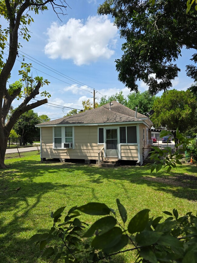 Building Photo - 8133 Brandon St