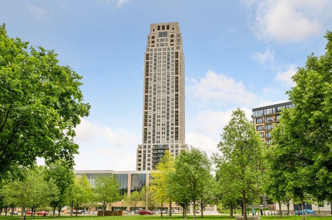 Foto del edificio - 1111 W River Pkwy