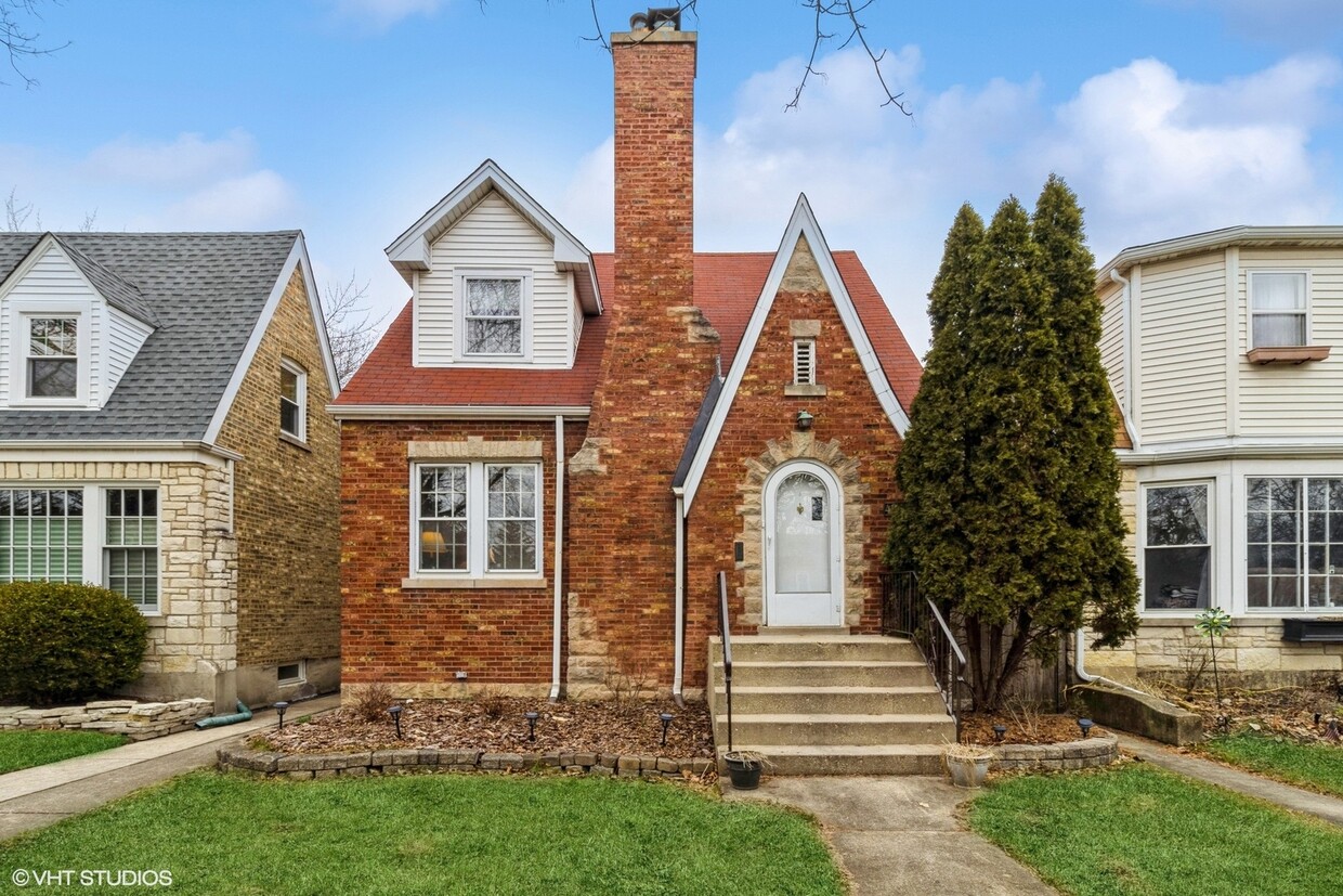Primary Photo - 4844 W Berwyn Ave