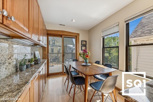 Foto del edificio - 2837 N Southport Ave