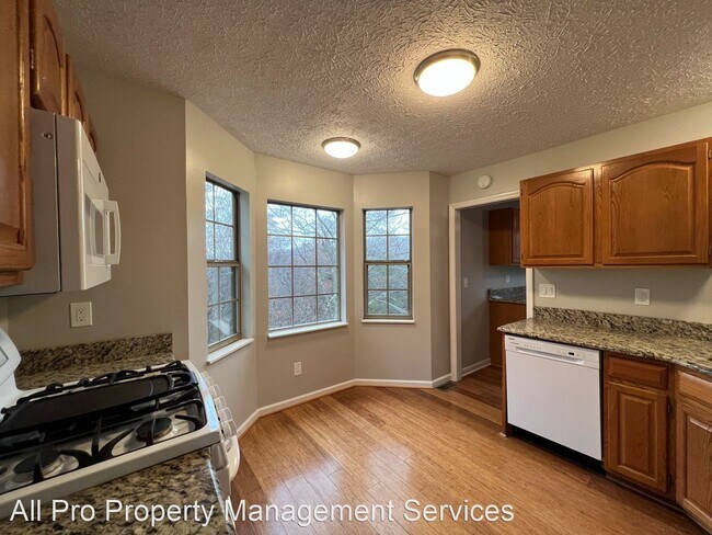 Foto del edificio - 4 br, 3 bath House - 670 Emerald Ave