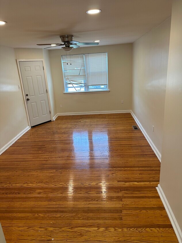Living room - 5324 N Marvine St