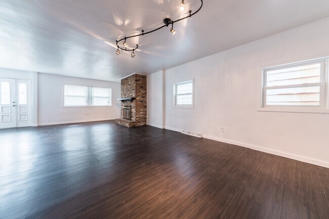 Foto del edificio - AVAILABLE August 2024 - Beautiful 4 Bedroo...
