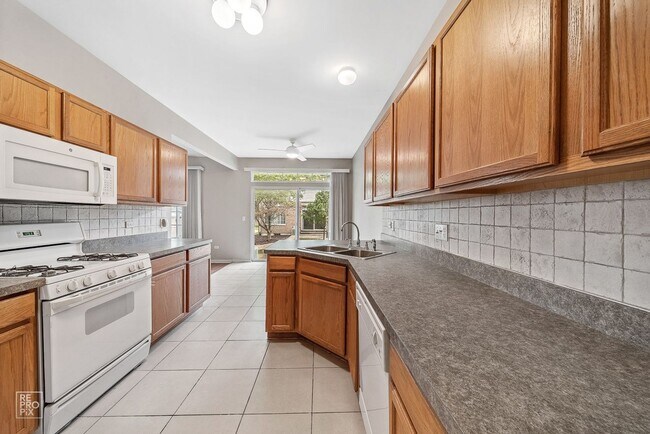 Foto del edificio - End Unit Three Bedroom Two and a Half Bath in North Naperville