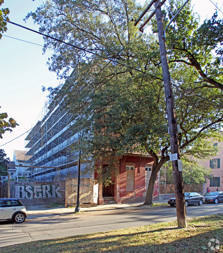 Foto del edificio - 807 Esplanade Ave