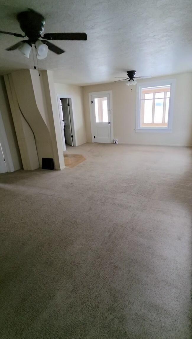 Foto del edificio - 3259 US Highway 2 W