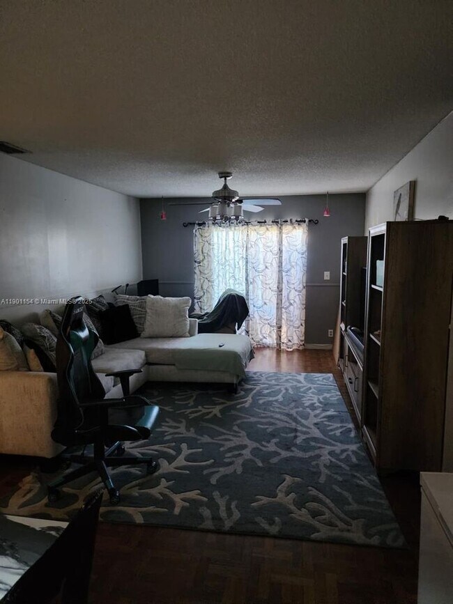 Foto del edificio - 2221 Sherman Cir