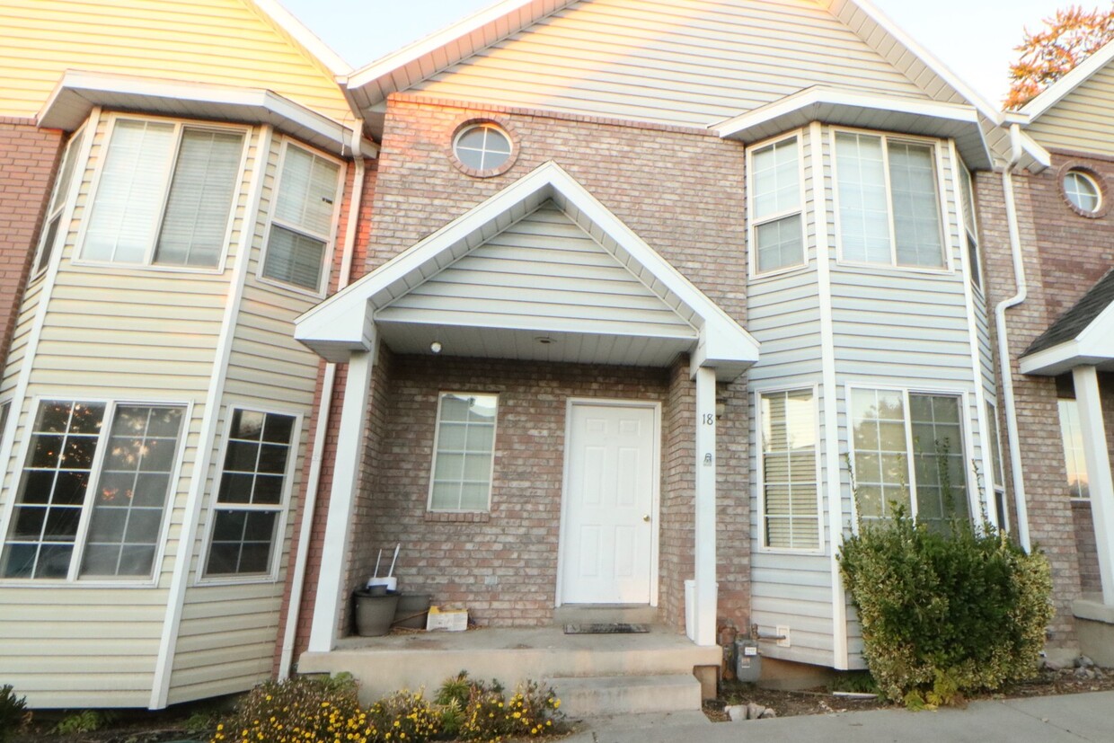 Foto principal - Cat Friendly 3 bedroom Townhome in Provo