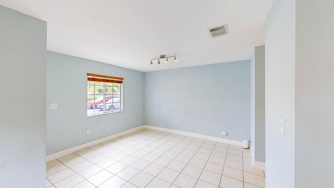 Building Photo - 18712 SW 100th Ave