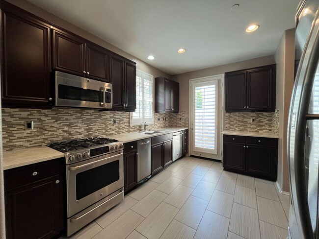 Foto del edificio - Gated Porter Ranch home w/all appliances +...