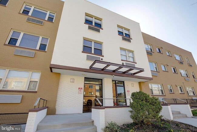 Building Photo - 738 Longfellow St NW