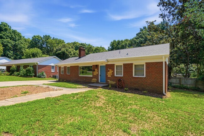 Foto del edificio - Move-in Ready 3 Bedroom Ranch Home in Eastway Park