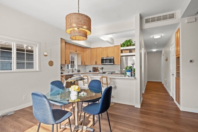 Building Photo - 5 Bed, 3 Bath Home in York Neighborhood- Fully Fenced Yard