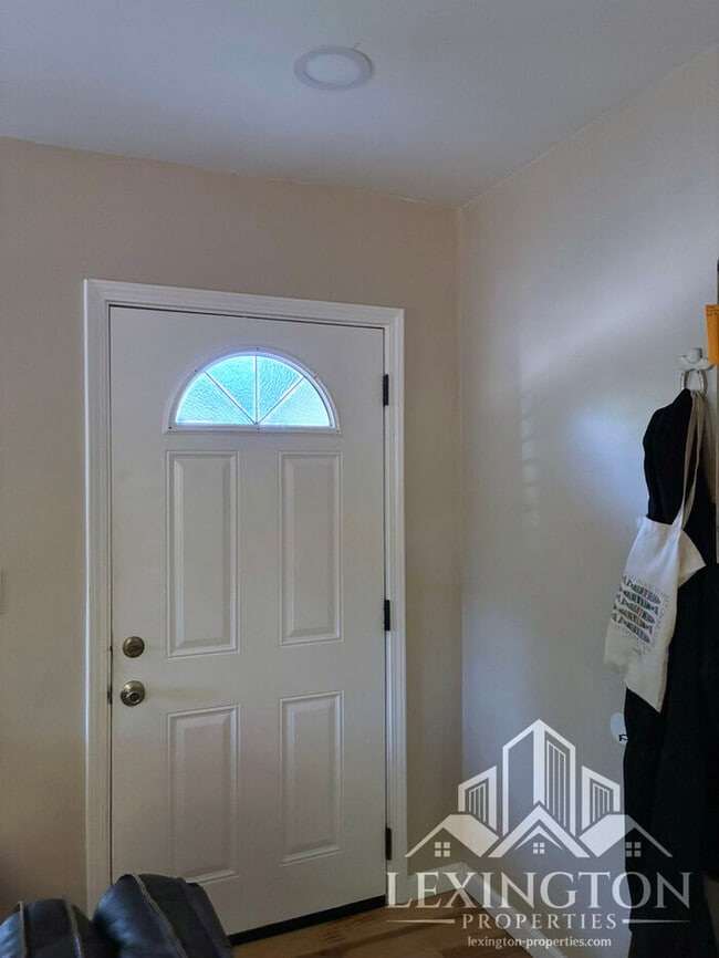 Building Photo - Lovely, 3BD/1BA Home, in Carmichael Neighb...