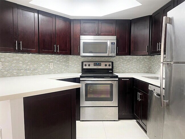 Foto del edificio - 8353 Lake Dr