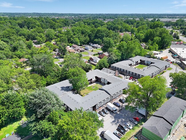 Building Photo - Spacious 1–3 Bedroom Apartments in South Louisville | Cedar Chase
