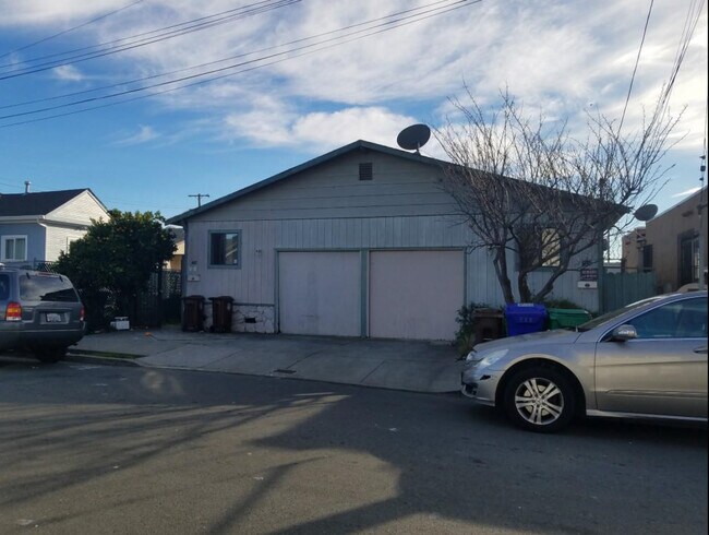 Building Photo - 724 Acacia Ave