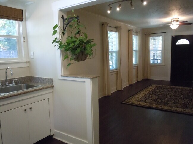 Building Photo - 845 S Cowley St