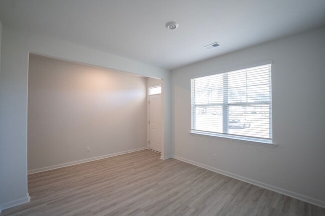 Foto del edificio - AVAILABLE NOW!