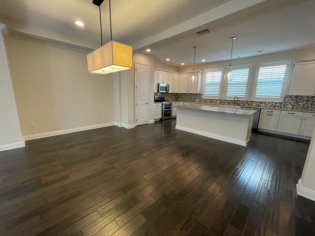 Foto del edificio - Large 3 Bed 3.5 Bath 2 Car Garage Townhous...