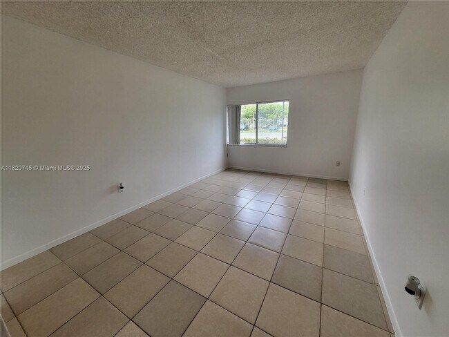 Foto del edificio - 721 N Pine Island Rd