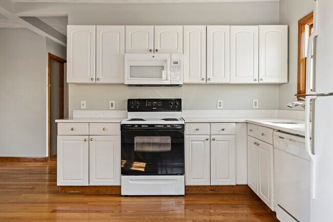 Building Photo - 52 Sheridan Cir