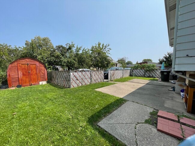 Building Photo - 7136 W Niles Ave