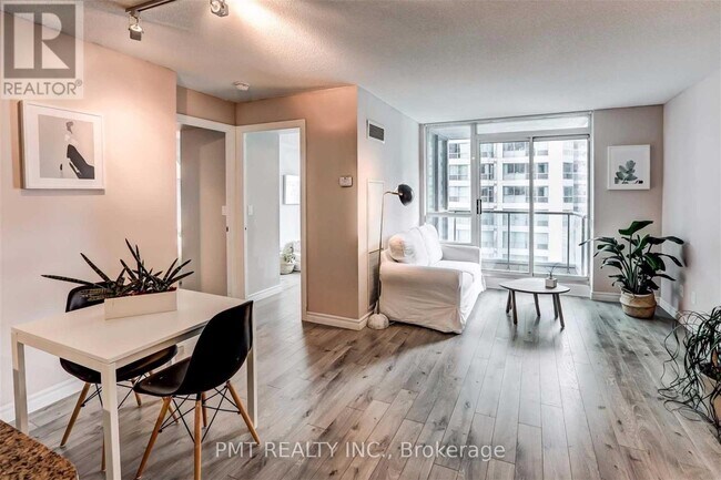 Photo du bâtiment - 12 Yonge St