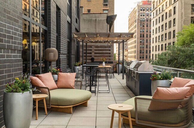 Building Photo - 250 W 93rd St