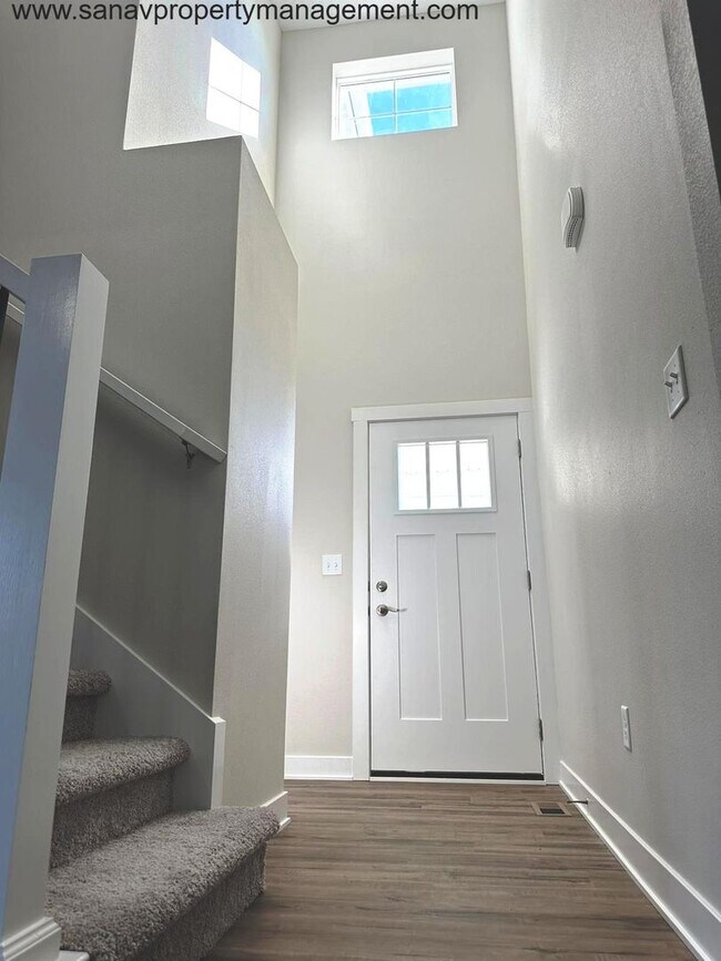 Foto del edificio - "Charming Family Living: 3BR, 2BA Home Steps Away from High School, Triumph Park, and Sugar Creek...