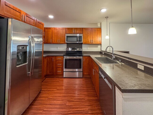 Foto del edificio - Available August 1. 2BD/2.5BA/2PKG townhou...