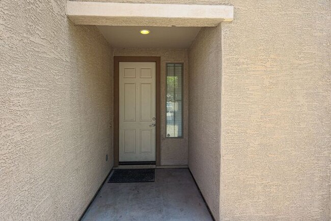 Building Photo - Welcome to this spacious 4 bedroom, 2.5 ba...